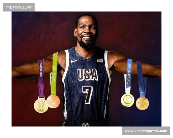 “书包控”杜兰特亮相美国男篮训练营，经典造型成焦点(美国nba杜兰特)